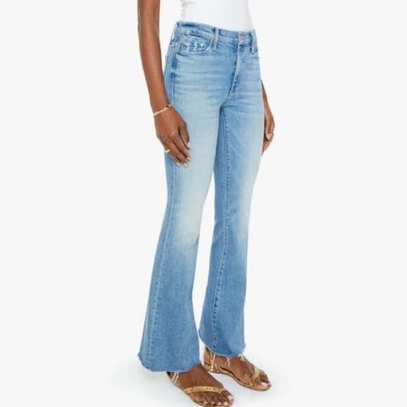 MOTHER Denim - MOTHER The Weekender Fray in Glow Up Light Wash Flared Stretchy Ladies 30 EUC